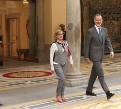 El Rey acompañado por la directora general de la Función Pública, María Isabel Borrel, en el Palacio de El Pardo